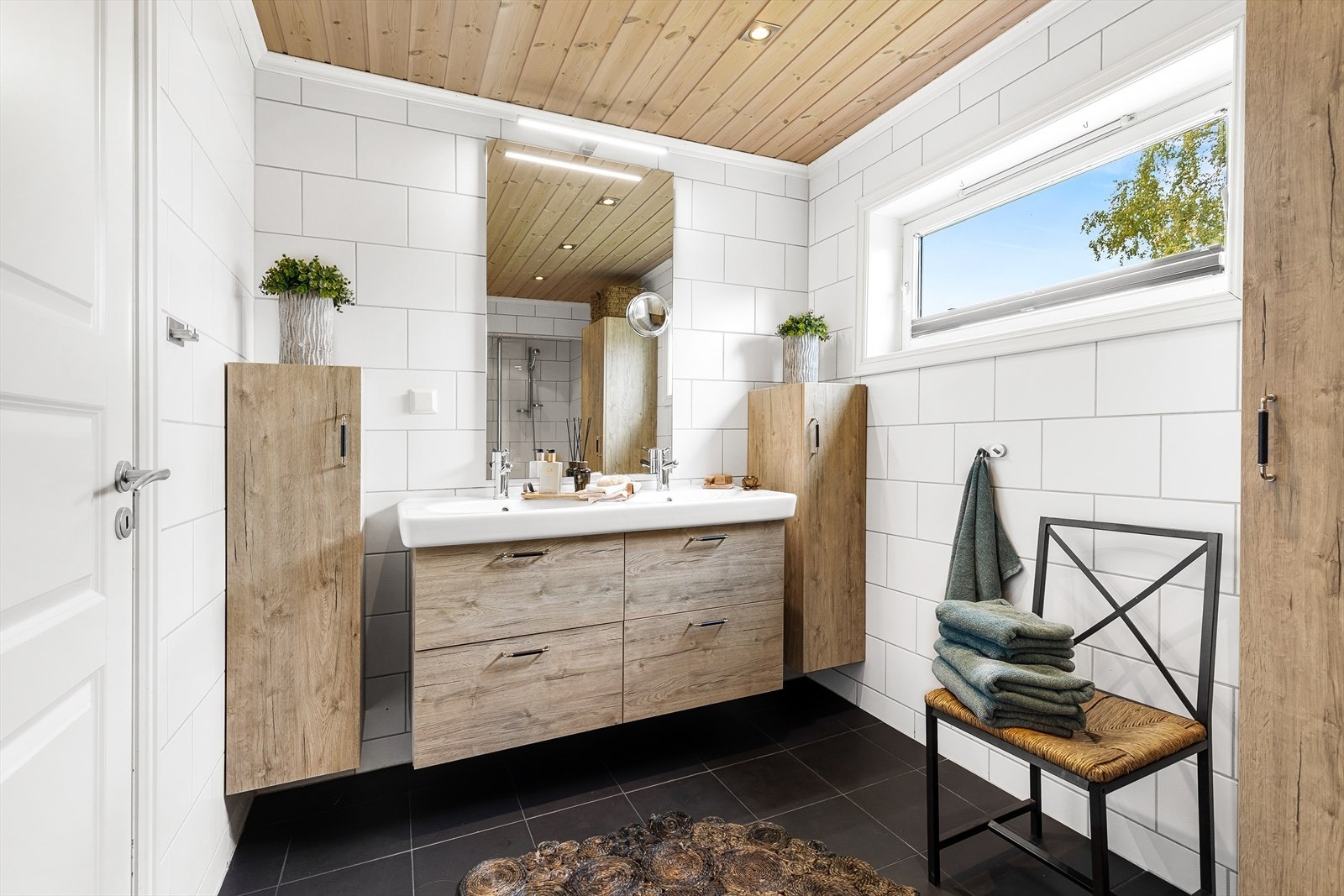 Moderne, flislagt bad fra 2015 med varmekabler i gulv og downlights i tak Galleribilde