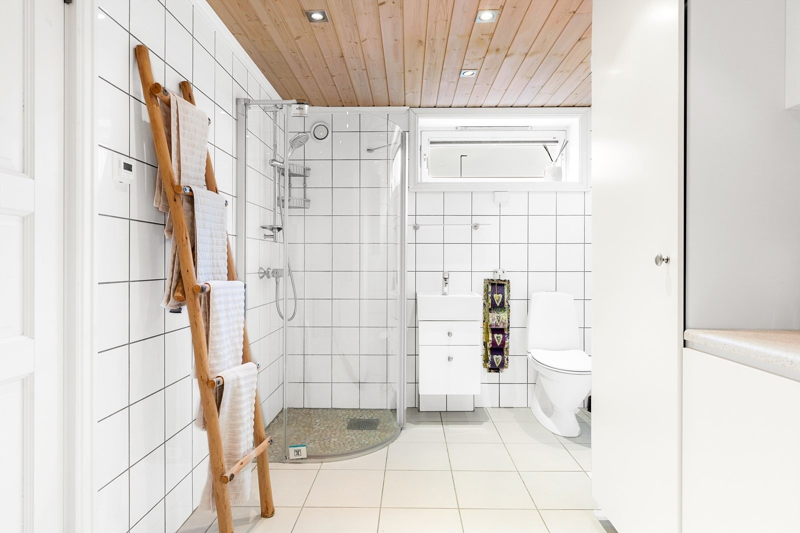 Badet har wc, dusjhjørne med veggmontert innfellbar dusjdør av glass. Galleribilde
