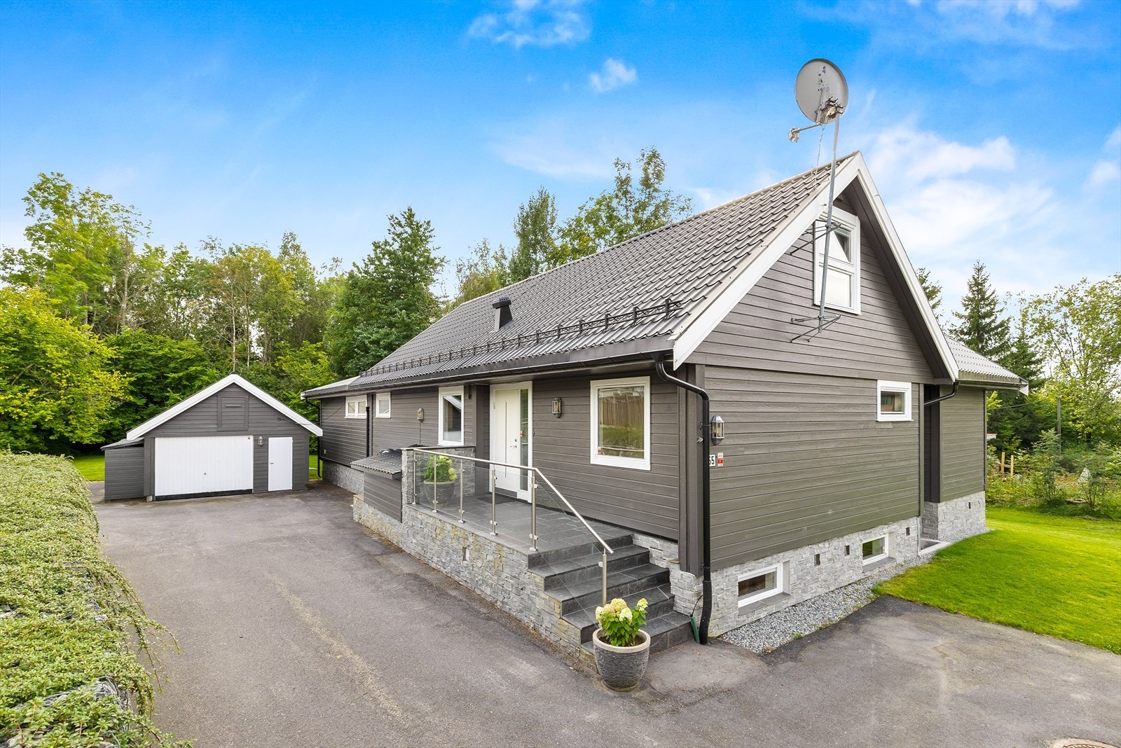 Innholdsrik og flott enebolig med stor uteplass på ca 60 kvm og hyggelig hage Galleribilde