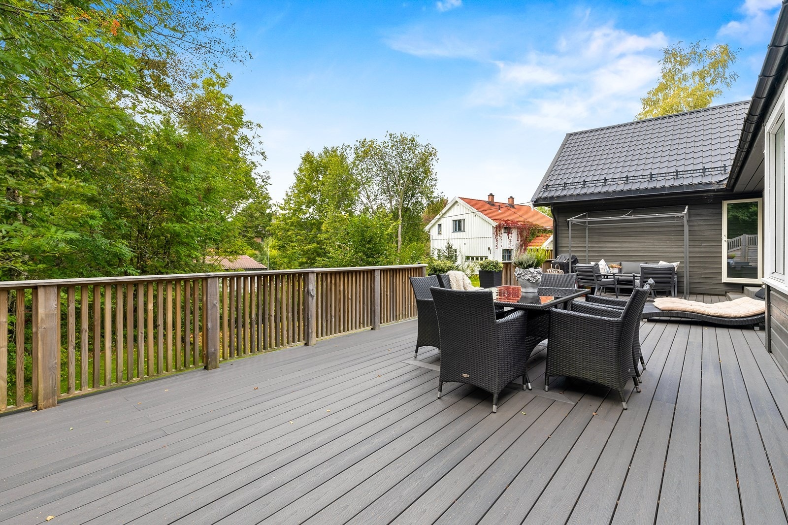 Fra stuen er det utgang til stor vestvendt terrasse på 60 m² med komposittgulv Galleribilde