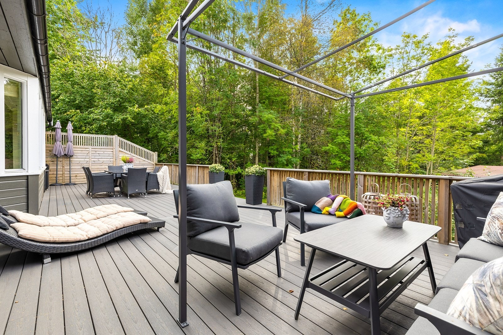 God plass for spisegrupper, loungegruppe, grill og andre utemøbler og terrassepalmer Galleribilde