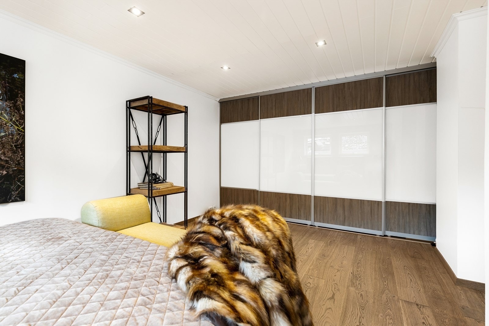 Soverommet har skyvedørsgarderobe Galleribilde
