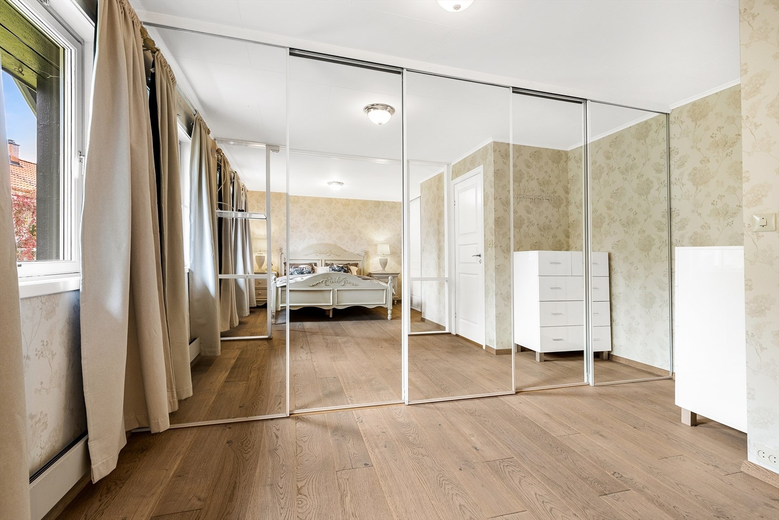 Innredet med skyvedørsgarderobe Galleribilde