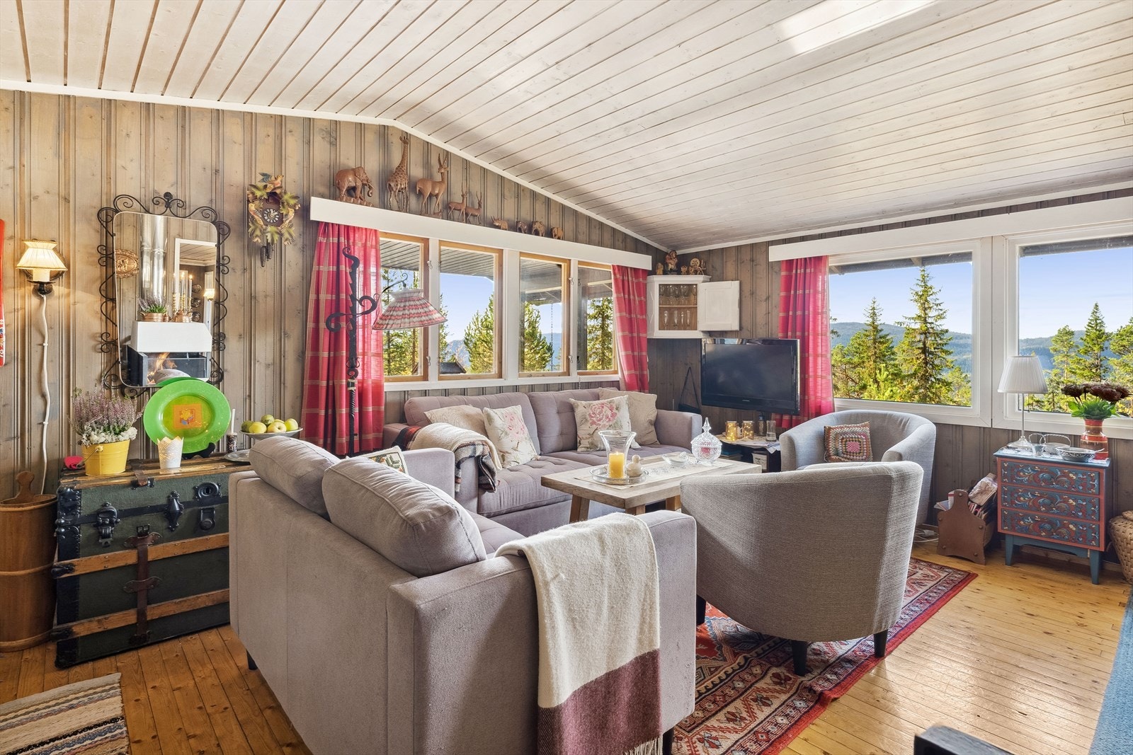 Store vindusflater slipper inn godt med naturlig lys. To av vinduene er av nyere dato. Galleribilde