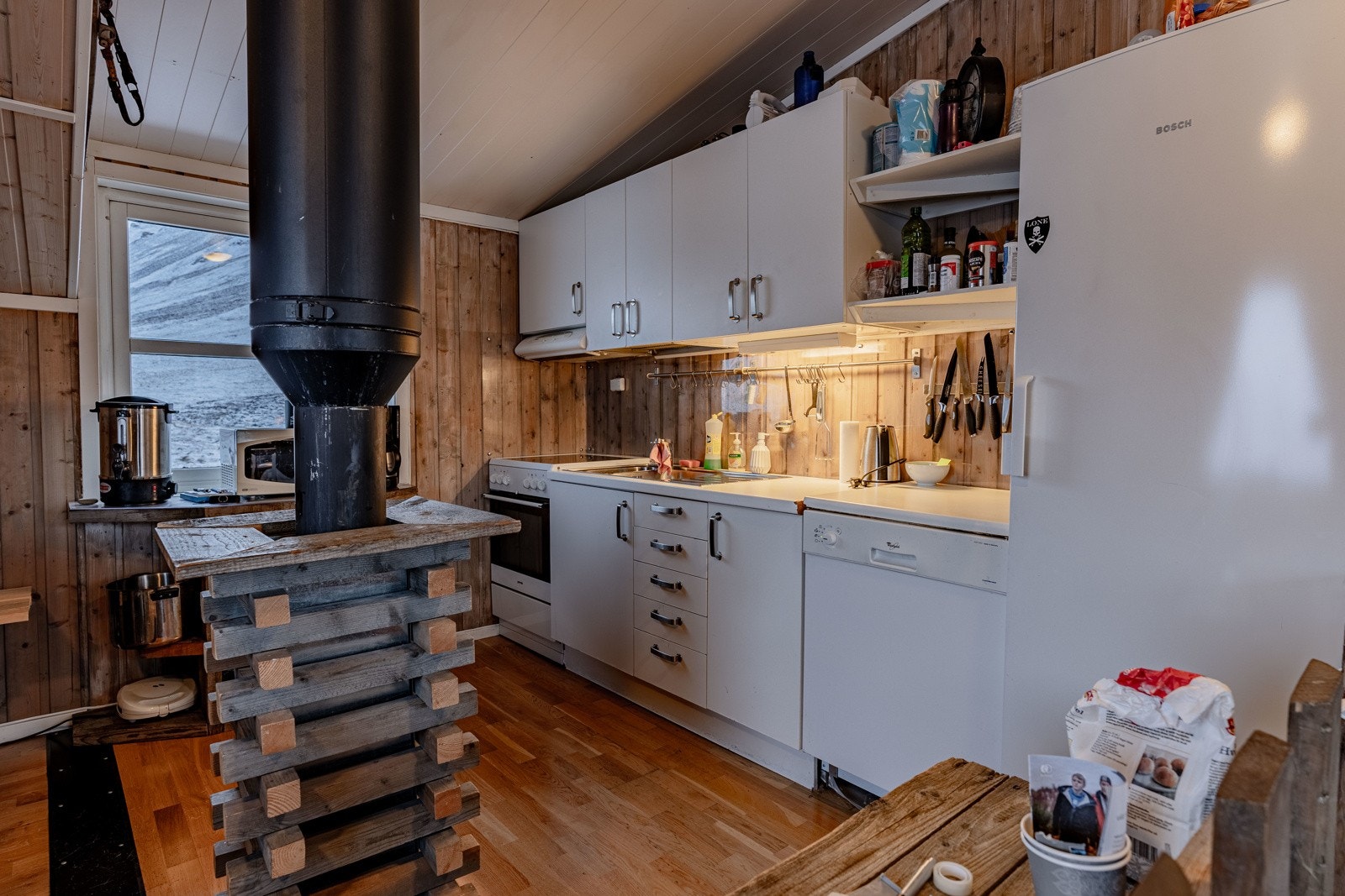 Kjøkkenet er i hvit glatt utførelse Galleribilde