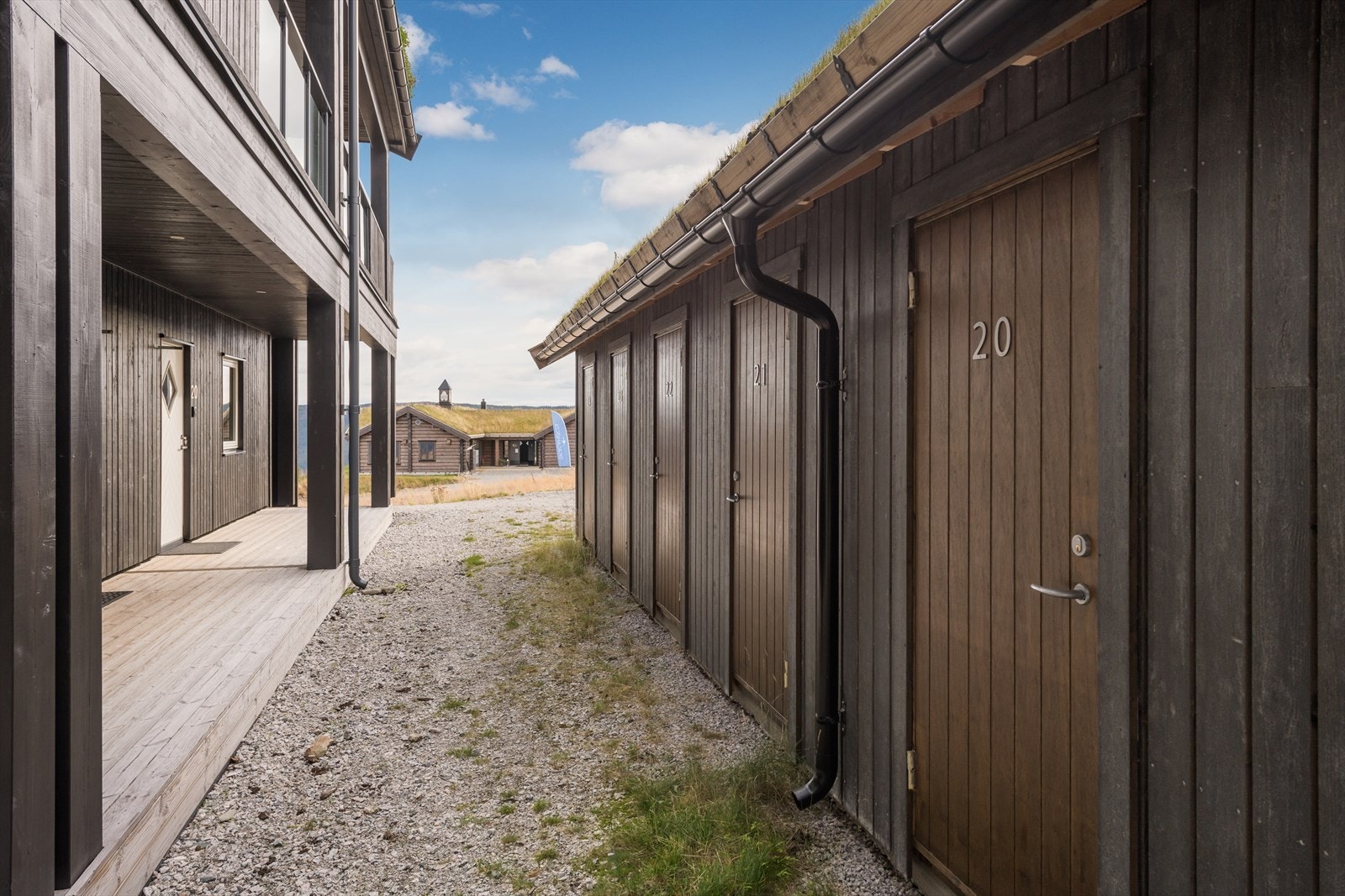 Utenfor inngangspartiet finnes en bodrekke med tilgang til egen bod. Galleribilde