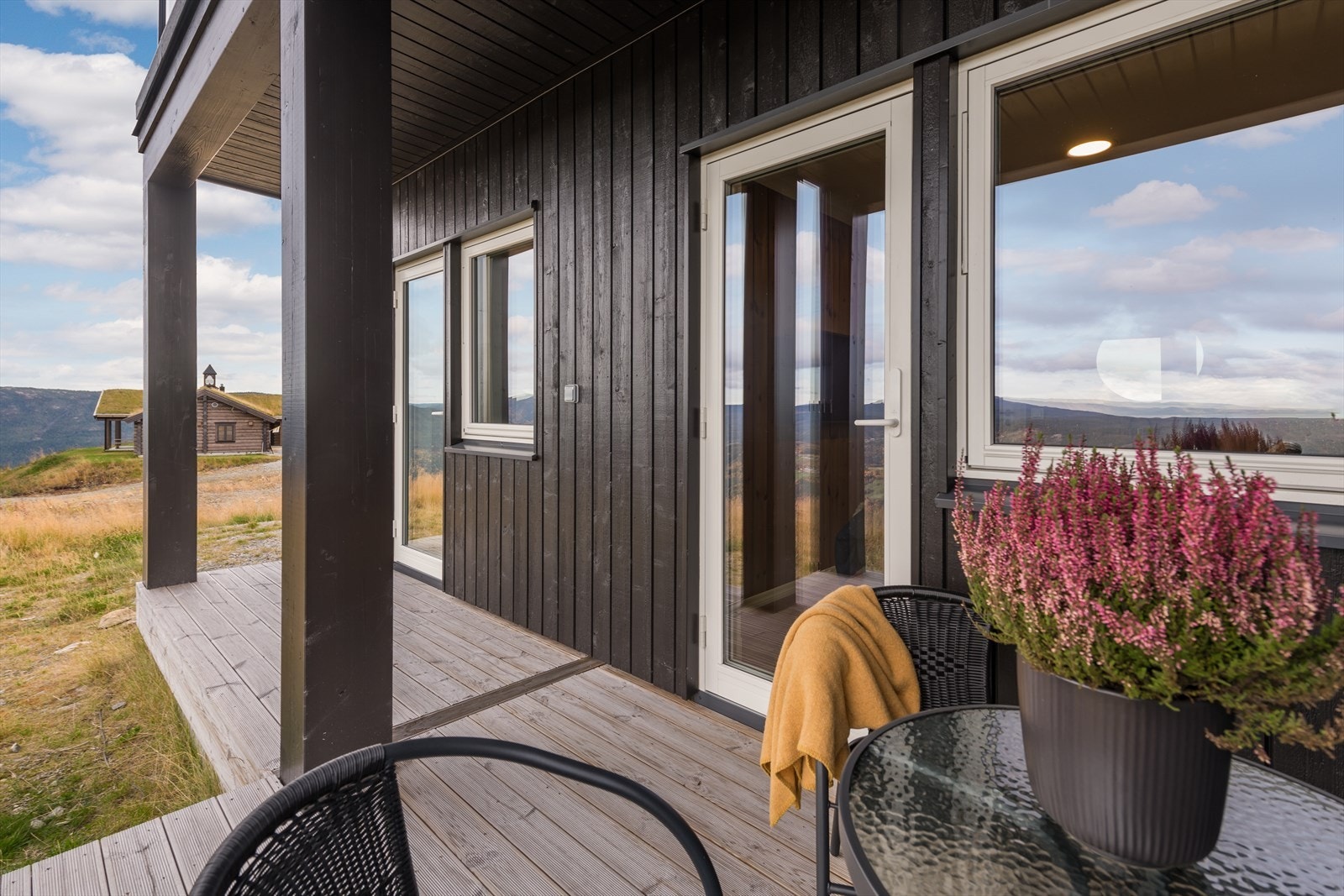 Lun terrasse som er overbygget, utgang fra både stue og soverom. Galleribilde