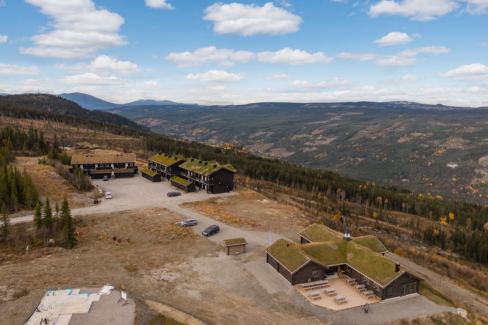 Café Utsyn - en nyere og koselig varmestue på toppen av bakken, ligger et steinkast unna leiligheten. Nyt god mat med alle rettigheter og Hallingdals videste utsikt! Galleribilde