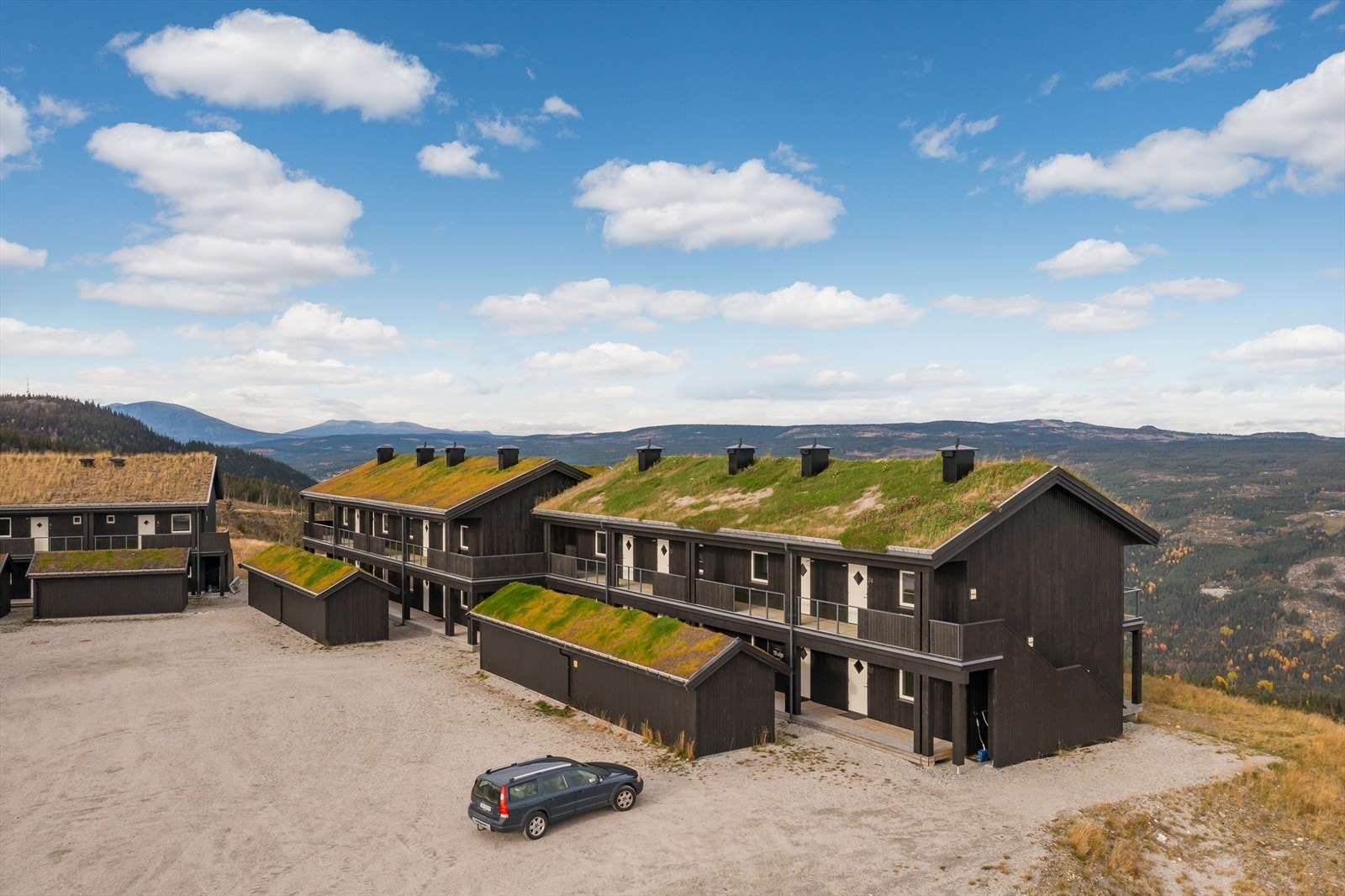 Leiligheten ligger i første bygg til høyre, nede til høyre med fantastisk utsikt! Galleribilde
