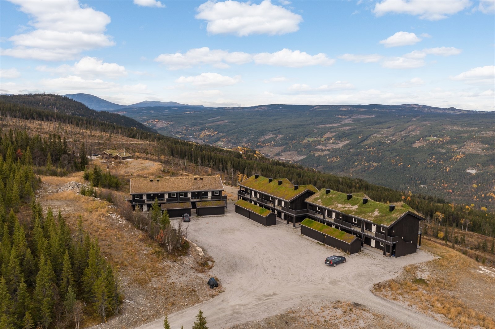 Godt med parkeringsplasser foran leilighetene Galleribilde