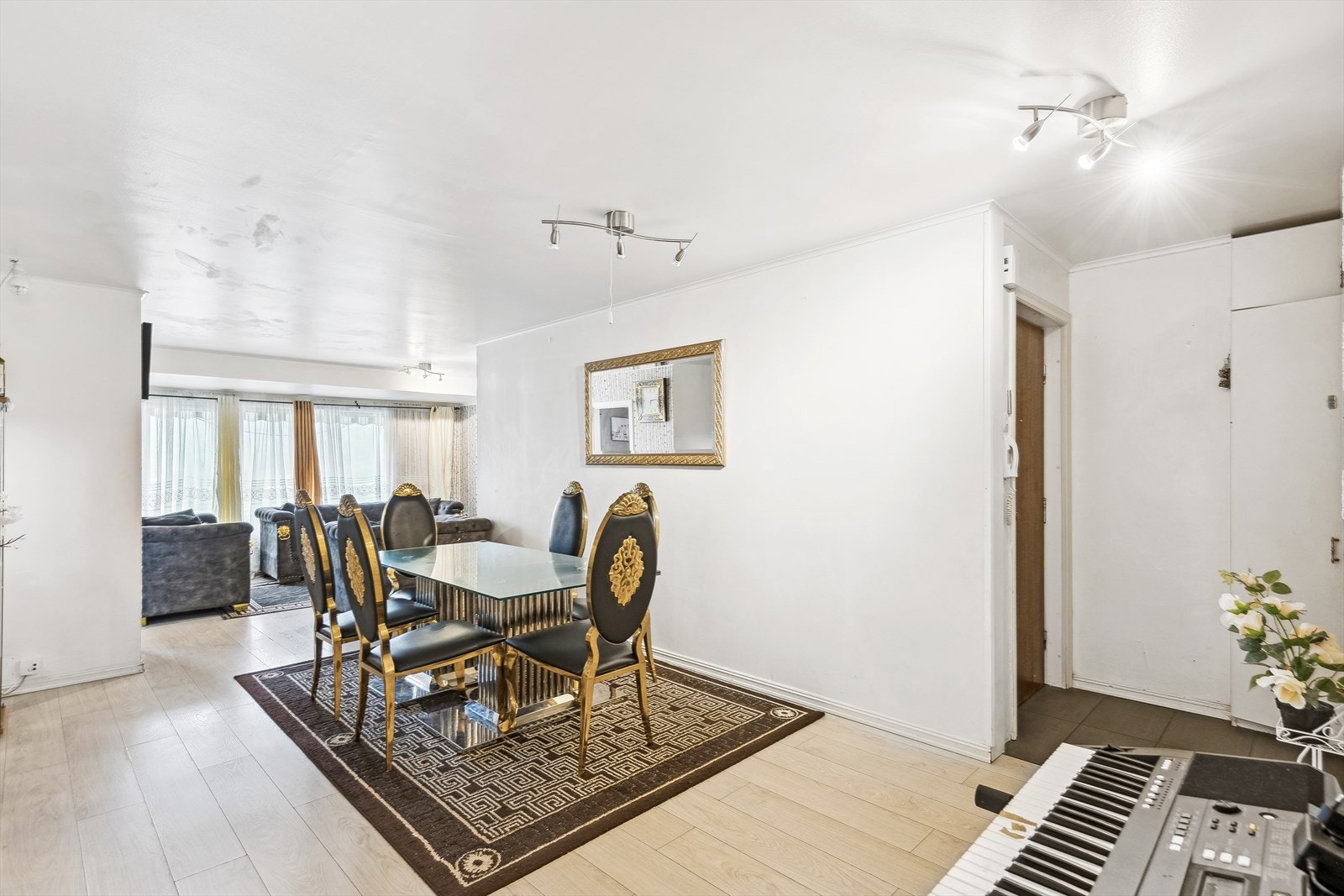 Lokalmegler Lavin Ibrahim v/ DNB Eiendom presenterer Vestlisvingen 35 - terrasseleiligheten med to balkonger og garasjeplass. Galleribilde