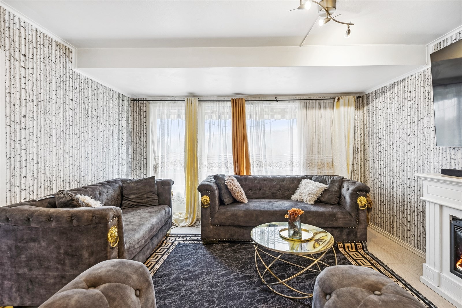 Fra stuen er det utgang til en stor, solrik terrasse på ca. 14 m² som fungerer som en forlengelse av rommet. Galleribilde