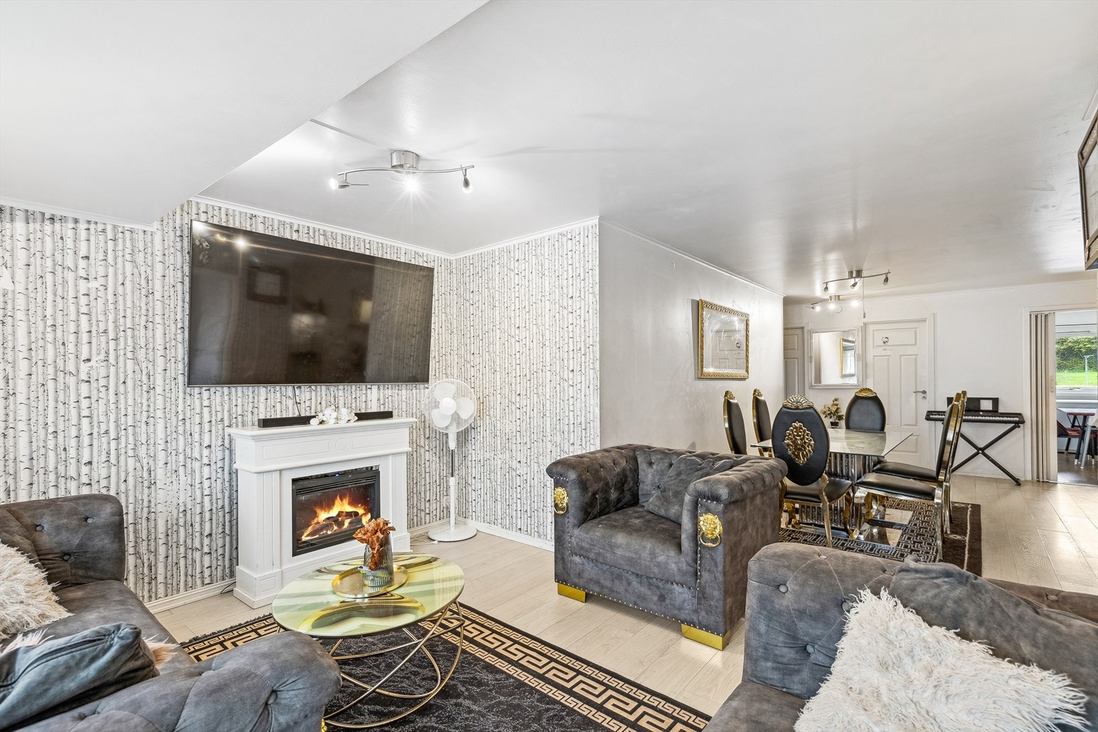 Lys og romslig stue med plass til stuemøblement etter eget ønske. Galleribilde