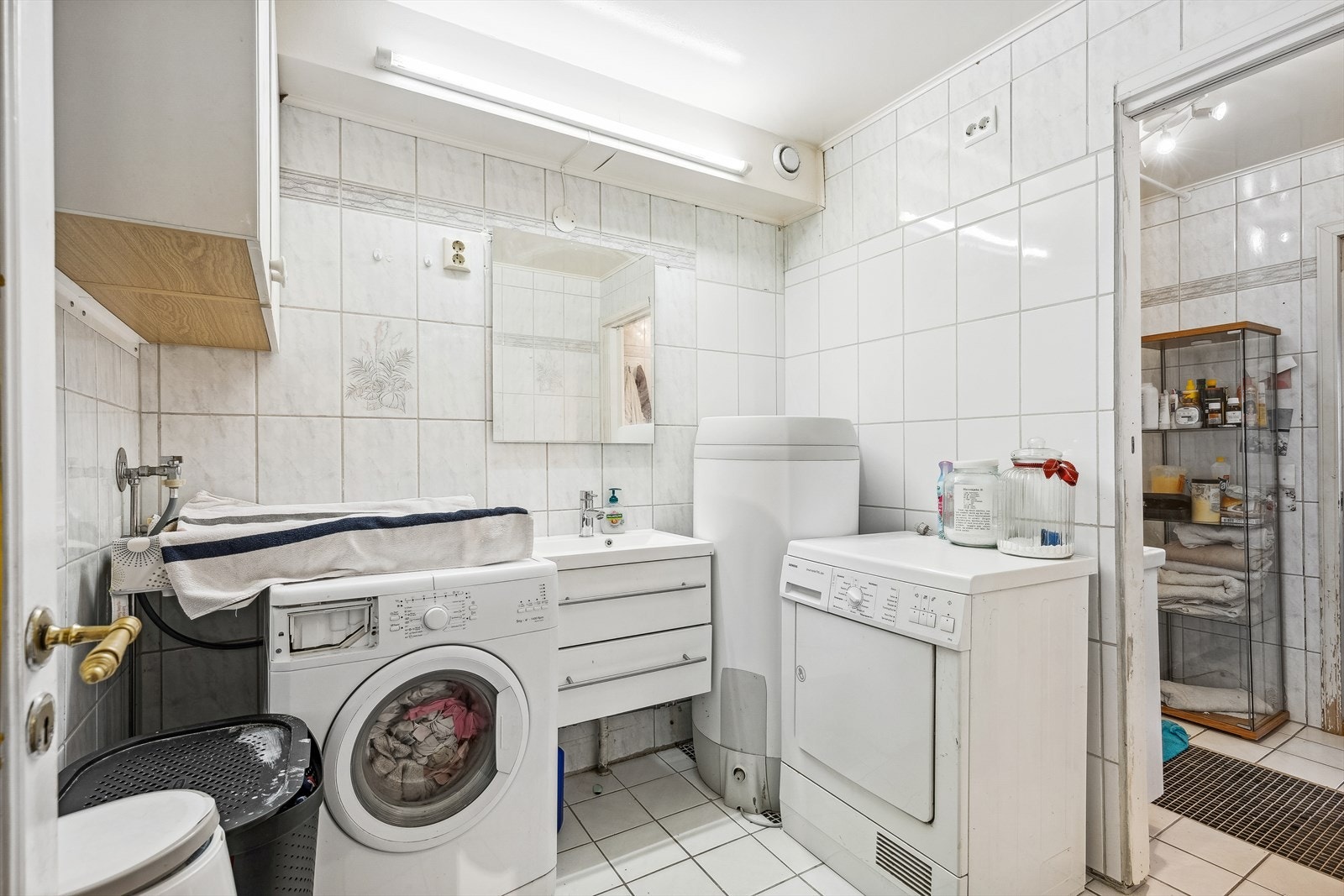 Badet er innredet med badekar, klosett, to servant med skapinnredning, og varmtvannsbereder på 198 l. Galleribilde