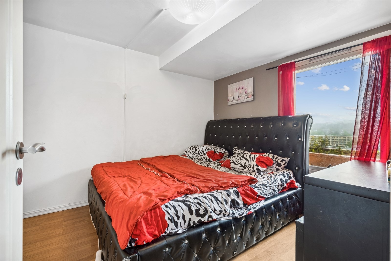 Boligen byr på tre gode soverom, hvorav ett soverom benyttes som et hovedsoverom og de to andre benyttes som barnerom/kontor. Galleribilde