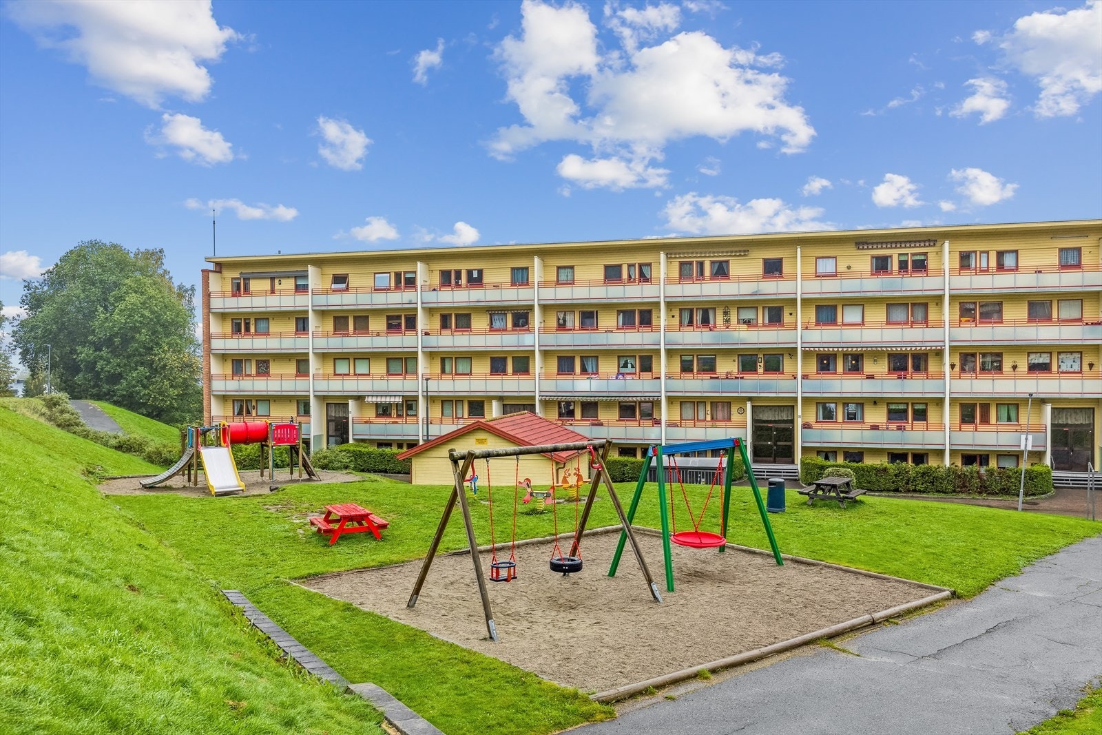 Leiligheten ligger i et attraktivt og populært boligområde med sentral beliggenhet på Vestli i Oslo kommune. Fra leiligheten er det kort avstand til offentlig kommunikasjon, skoler, barnehager og et rikt utvalg av fasiliteter. Galleribilde