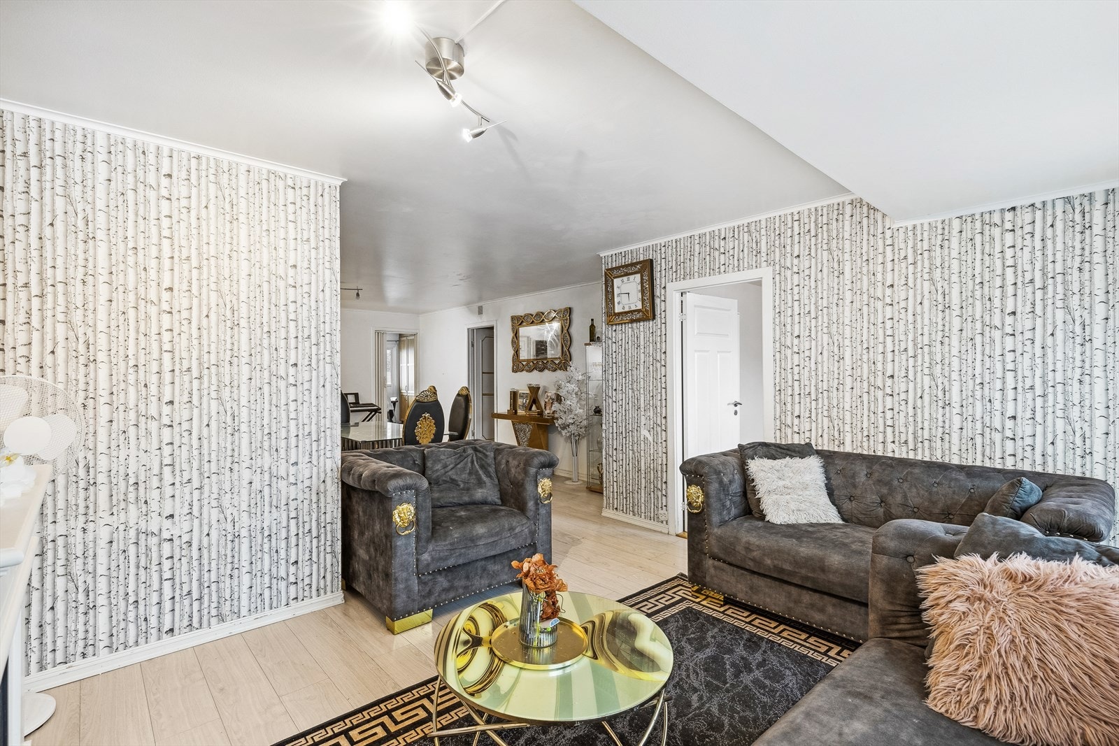 Stuen har en åpen løsning mot spisestuen. Galleribilde