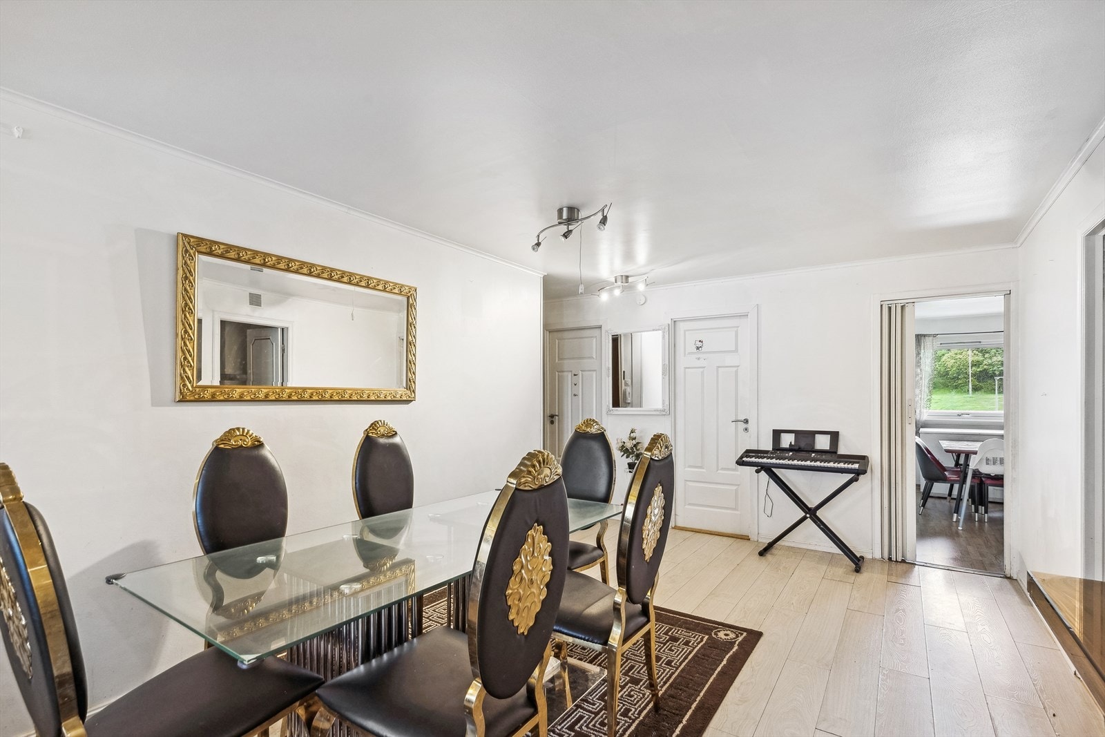 Spisestuen er boligens samlingspunkt, og den knytter boligens rom sammen. Galleribilde