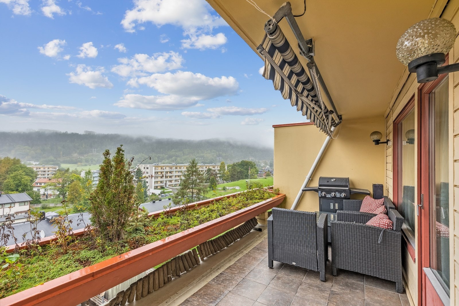 På terrassen er det markise for solskjerming. Her sitter man lunt og skjermet til. Galleribilde