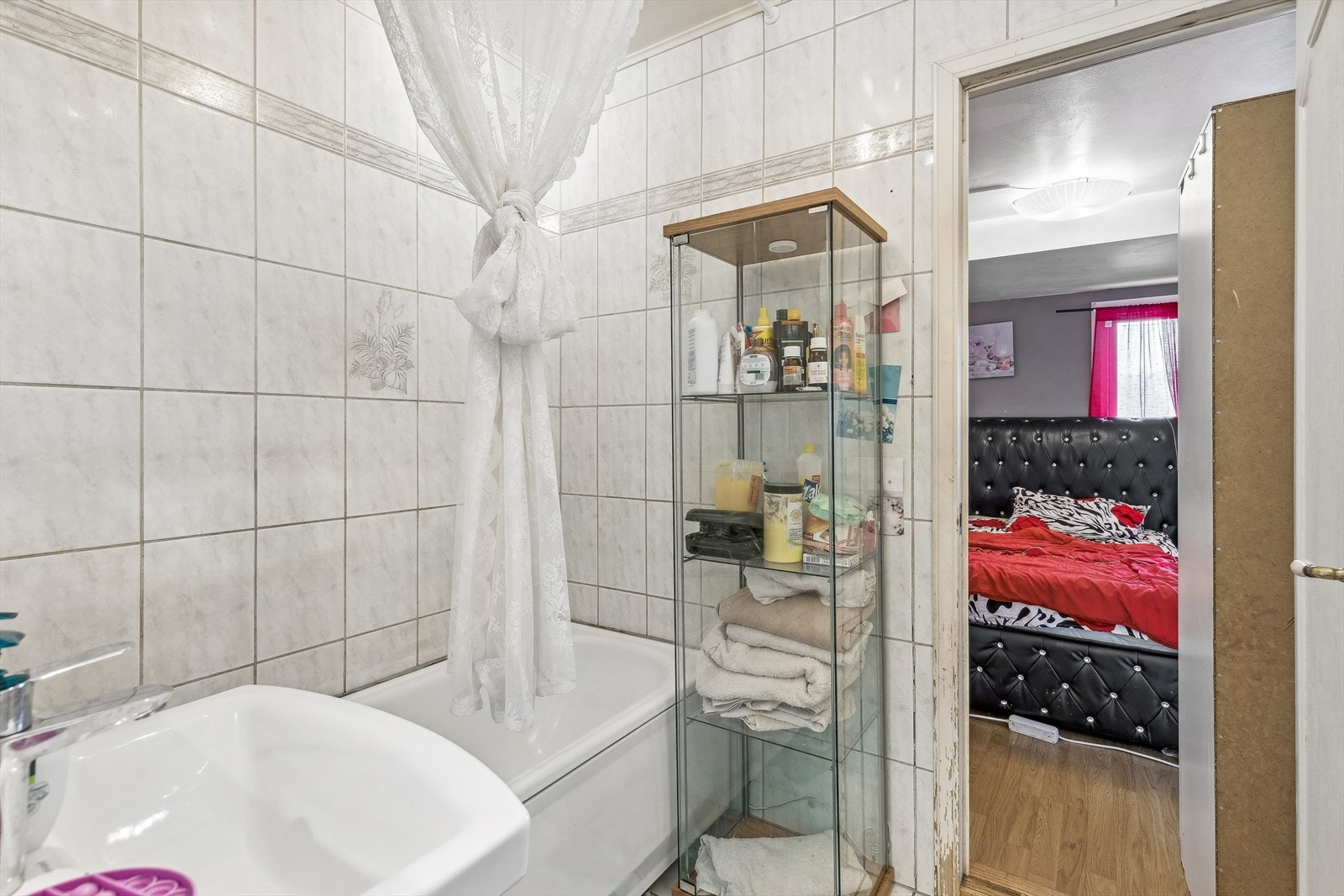 Badet er, som resten av leiligheten av eldre dato. Galleribilde