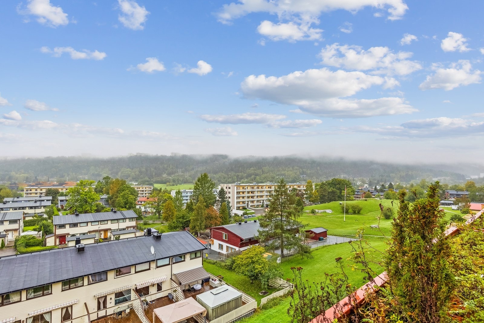 Terrassen er vestvendt og har flott utsikt mot nabolaget. Galleribilde