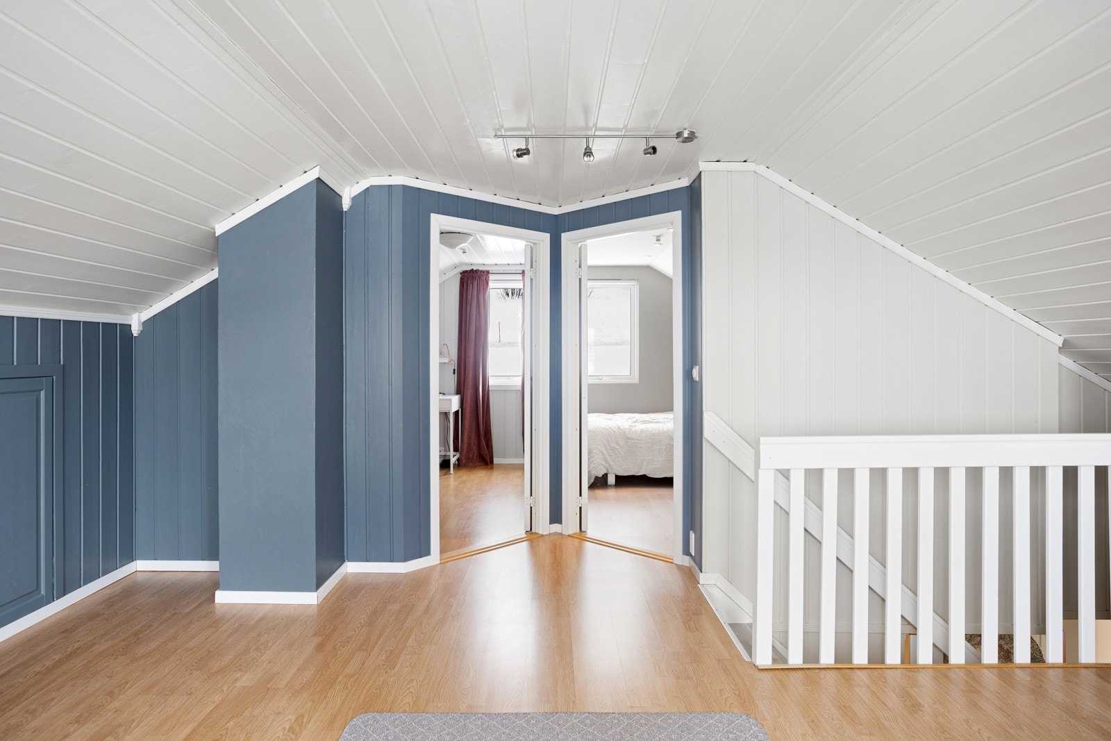 Det er 2 soverom i loftetasjen Galleribilde