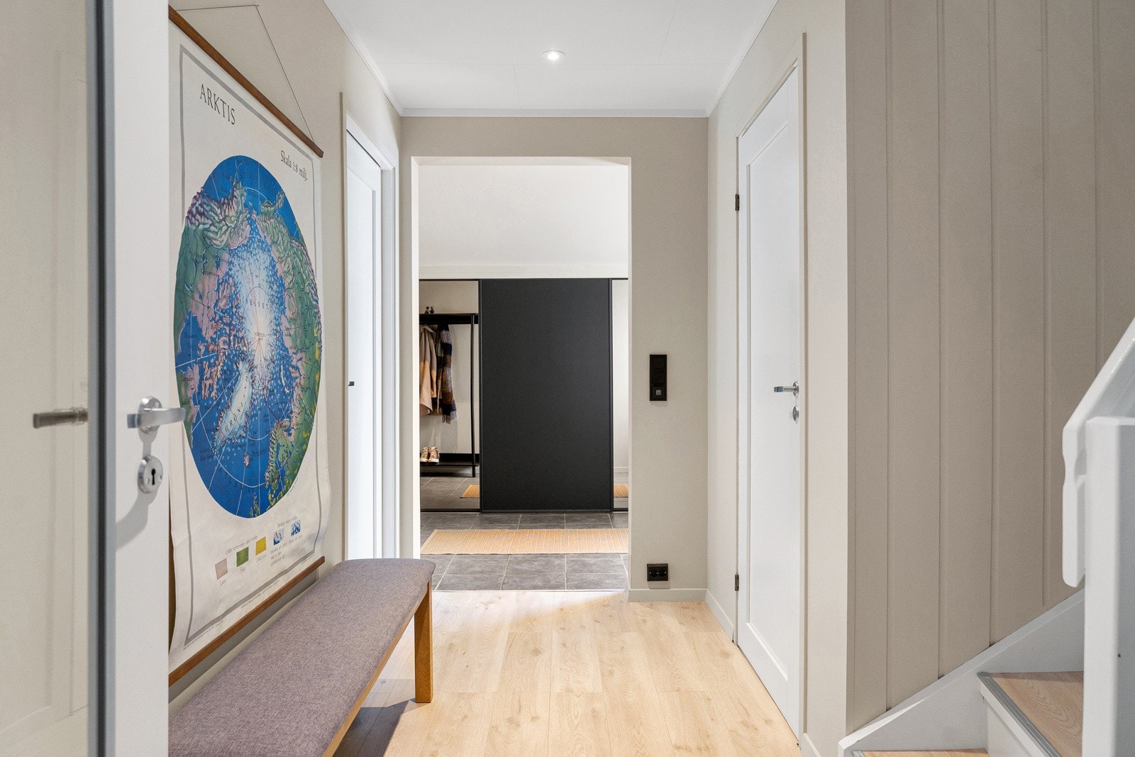 Fra gang i 1. etasje er det trapp opp til loftetasjen Galleribilde