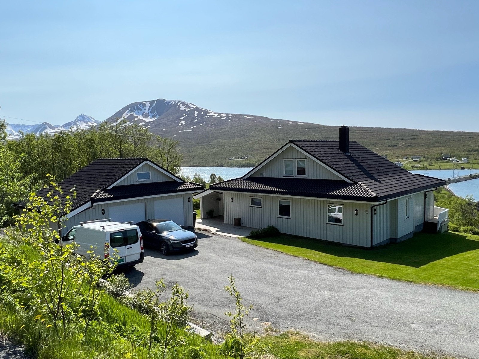 Stor innkjørsel med god parkeringsplass. Frittstående garasje med loft. Galleribilde