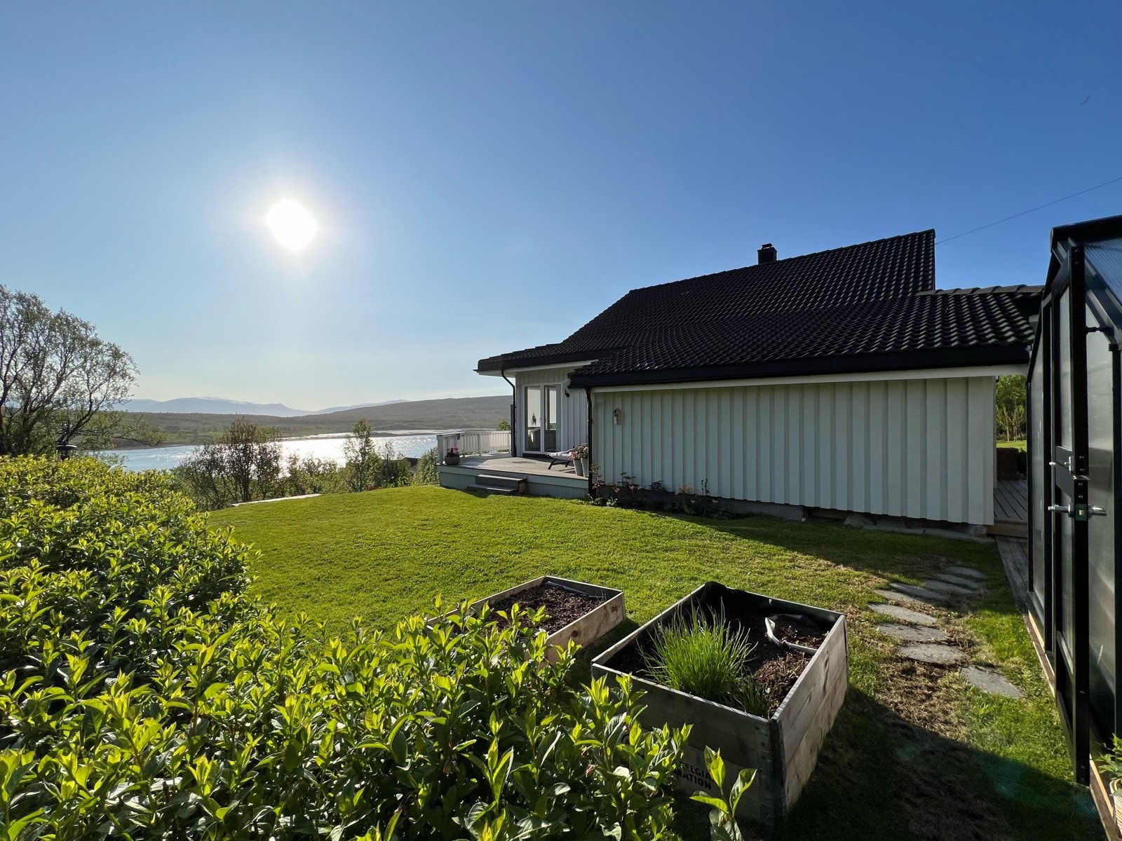 Boligen ligger på et naturlig høydedrag og har flotte sol og utsiktsforhold. Galleribilde