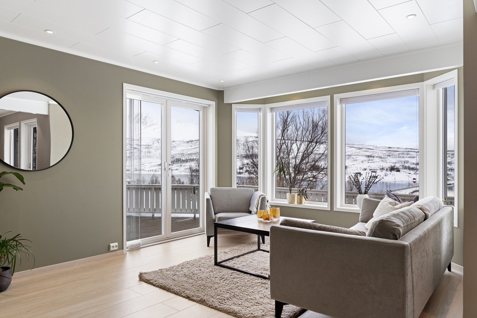 Flott stue med store vindusflater som gir rikelig innslipp av naturlig lys! Galleribilde