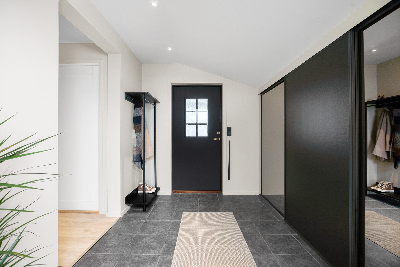 Romslig og lun entré med praktisk skyvedørsgarderobe! Galleribilde
