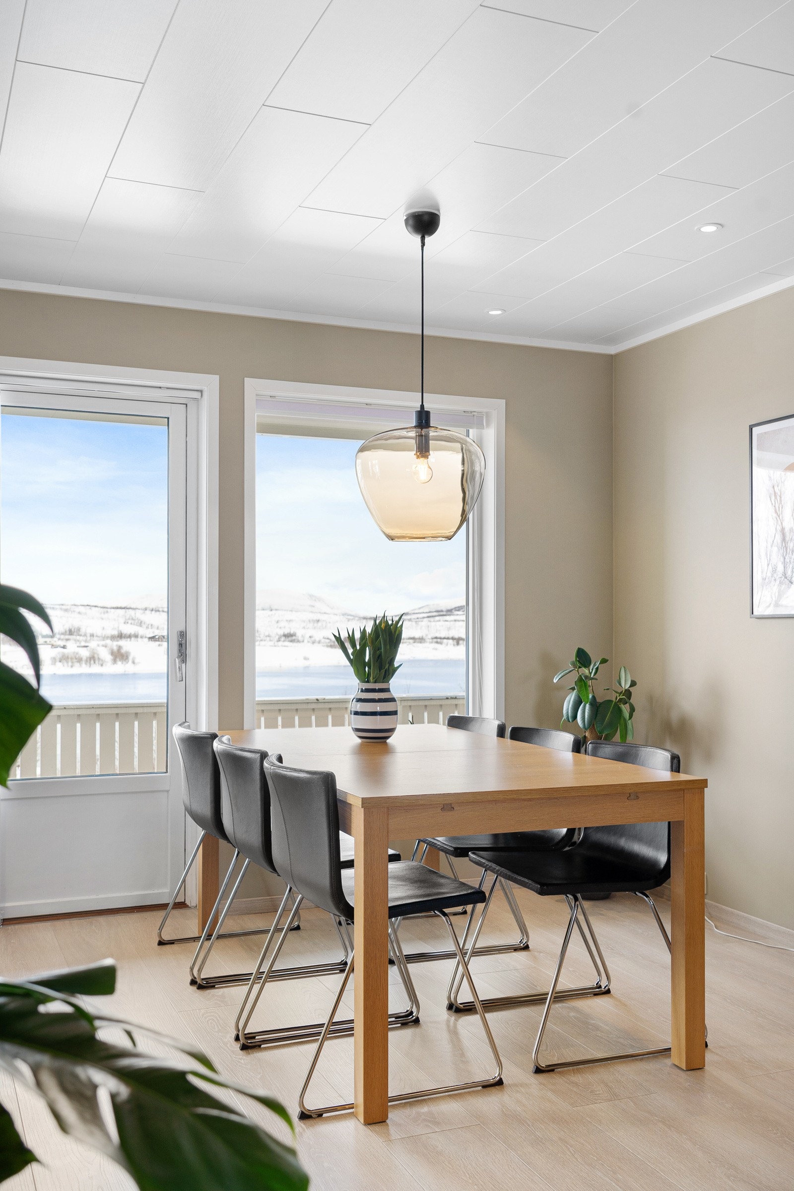 Også fra spisestuen er det utgang til verandaen Galleribilde