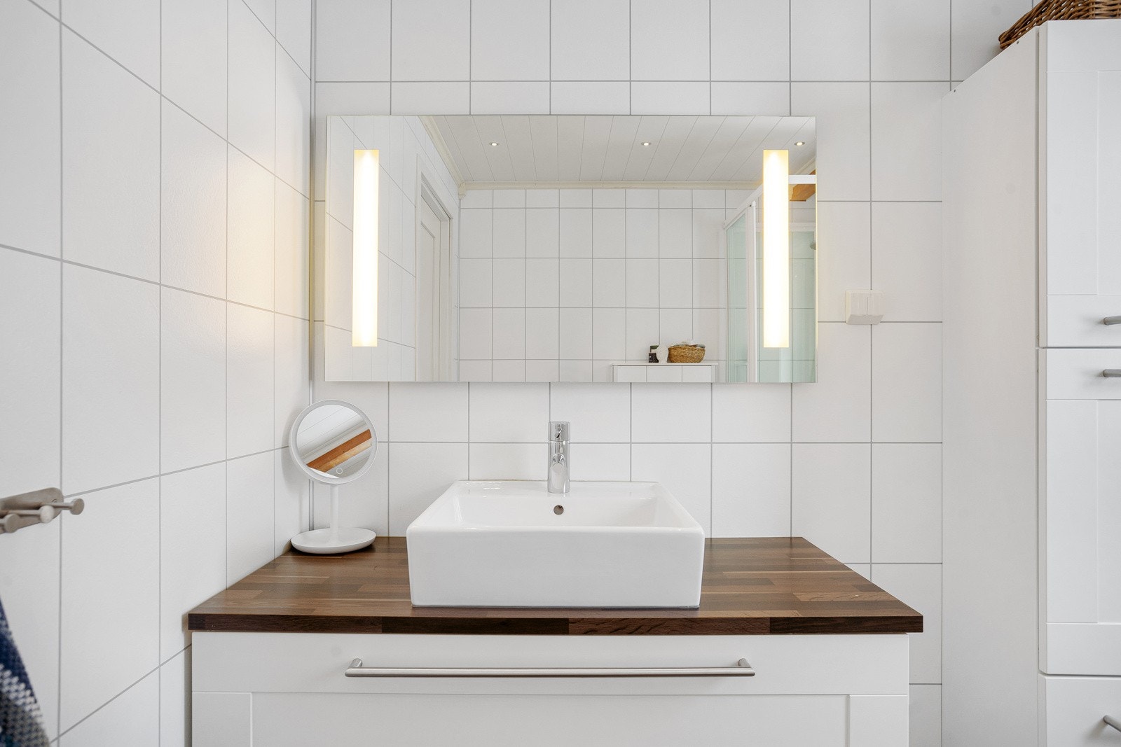 Badet er innredet med servant, toalett og dusjkabinett Galleribilde