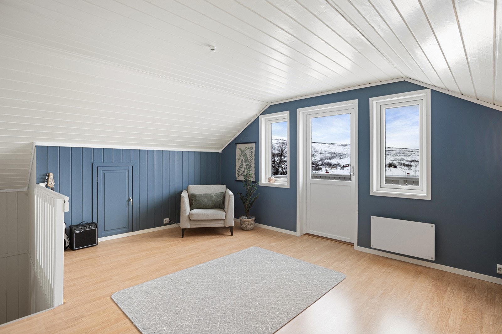 I loftetasjen er det en flott loftstue med plass til diverse møblement. Utgang til balkong! Galleribilde