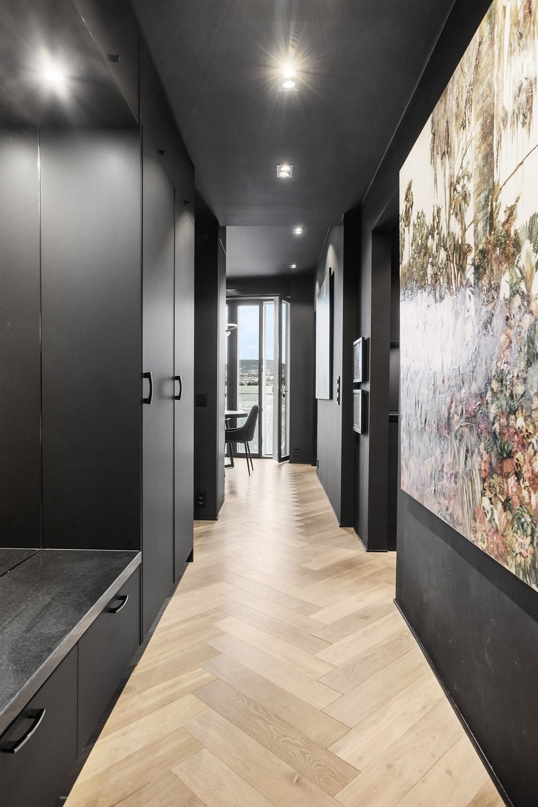 Leiligheten har heisadkomst - Innbydende entré som gir et godt førsteinntrykk av leiligheten. Galleribilde