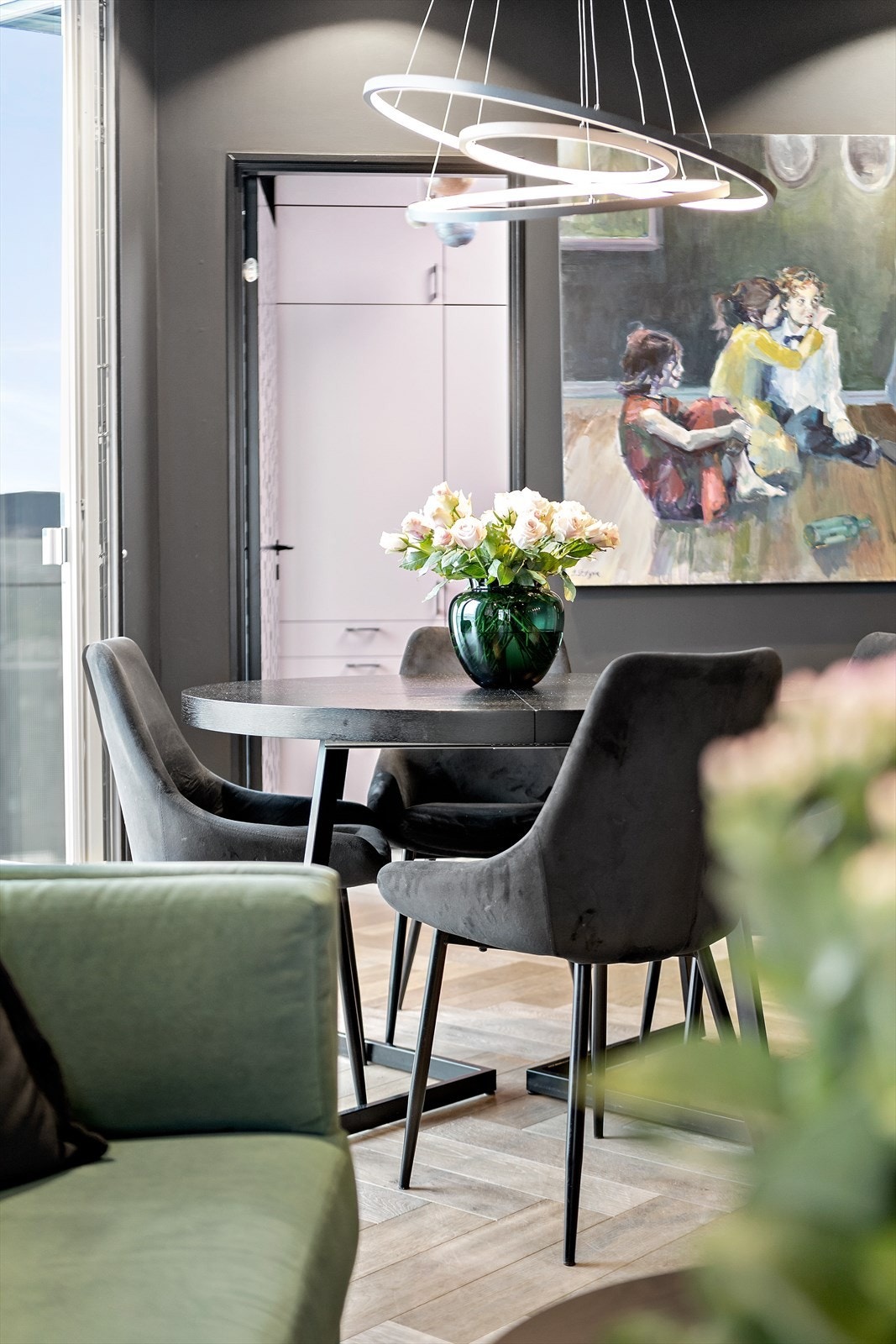 Det er gode møbleringsmuligheter for sofagruppe, spisebord og annet møblement. Galleribilde