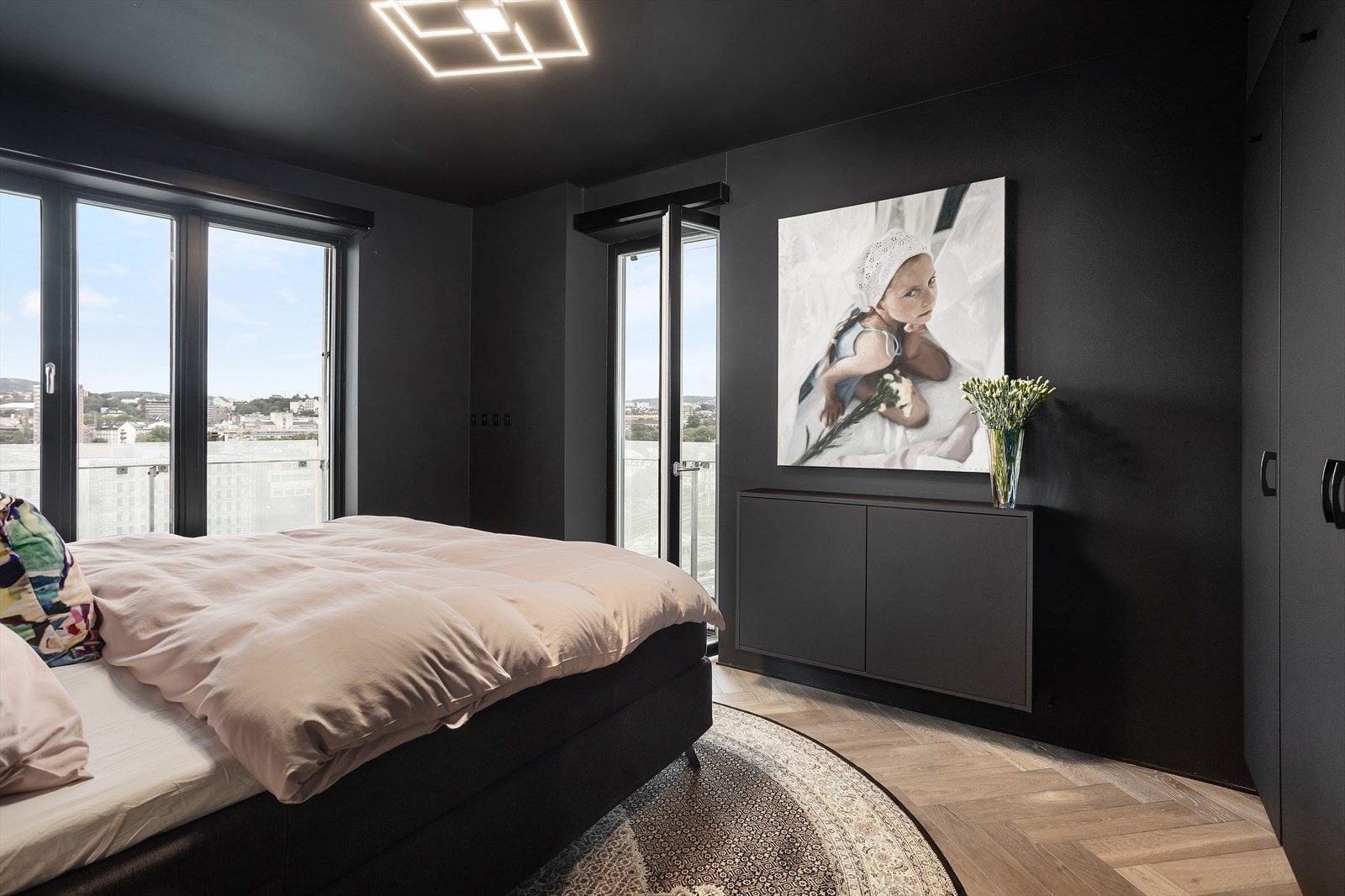 Balkongen strekker seg langs leiligheten til hovedsoverommet med egen utgang. Galleribilde