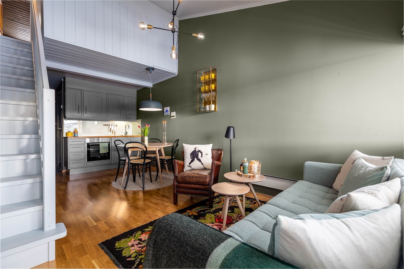 Leiligheten er arealeffektiv og har god plass til både sofa og spisebord. Galleribilde