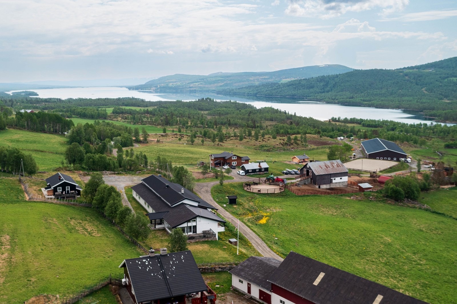 Leiligheten ligger idyllisk til med utsikt mot Tisleia og gårdsbruk som nærmeste nabo. Galleribilde