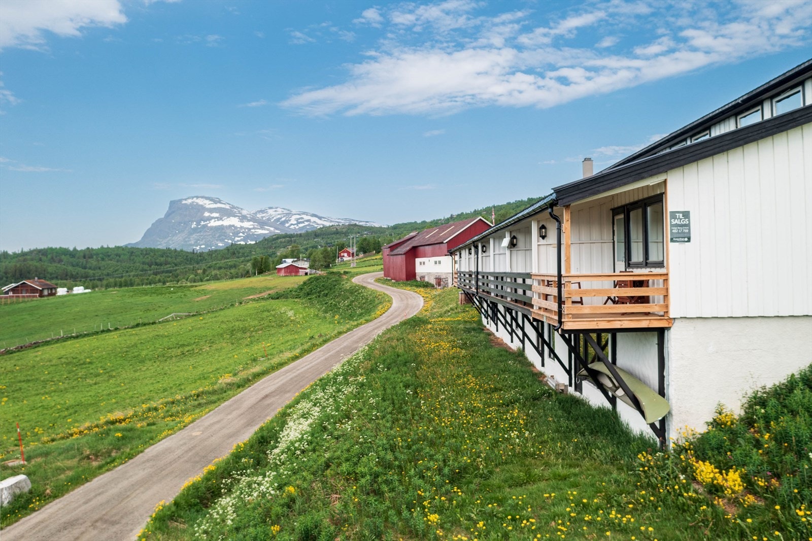 Lun og solrik veranda med flott utsikt, perfekt for avslapping etter en lang tur i fjellet! Galleribilde