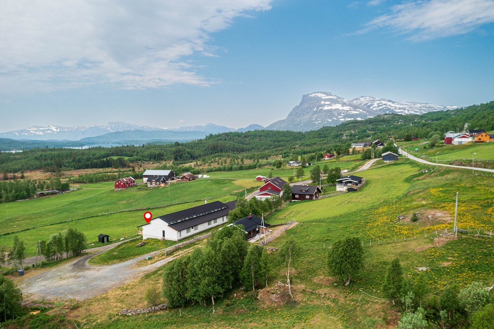 Omkranset av vill natur er Lykkja spredt bebygd med gårder, støler og hytter. Galleribilde