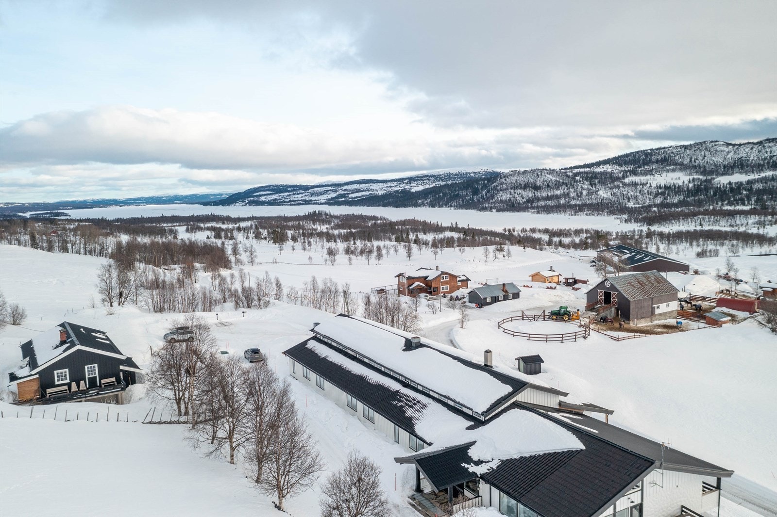 Leiligheten ligger idyllisk til med utsikt mot Tisleia og gårdsbruk som nærmeste nabo. Galleribilde