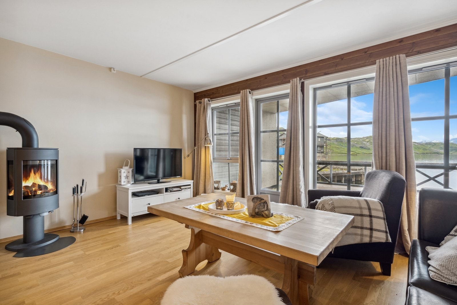 Stuen har store vindusflater som rammer inn den flotte utsikten! Galleribilde