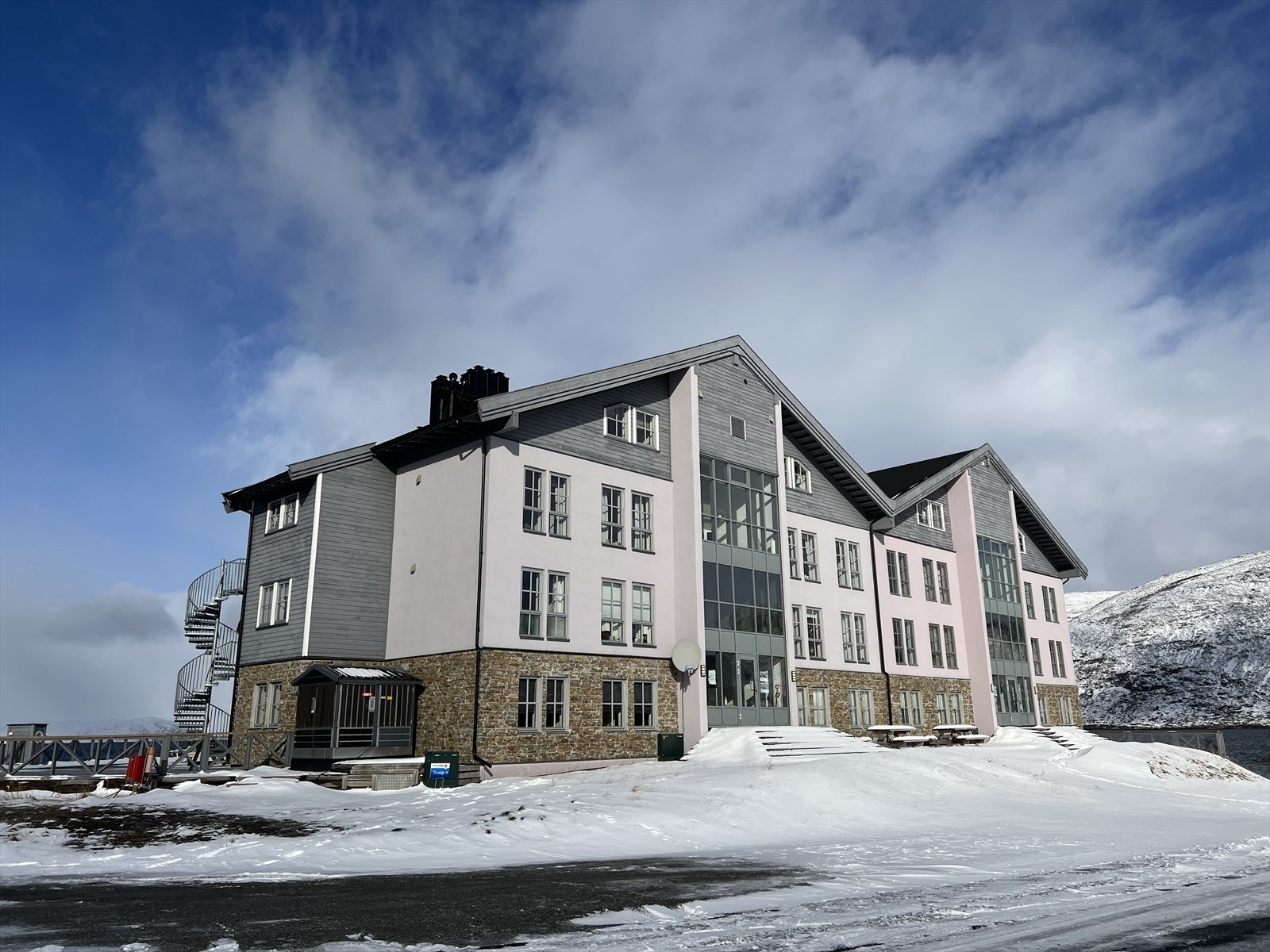 Fritidsleiligheten ligger i leilighetsbygg med god beliggenhet, og med kort vei til sommer- og vinteropplevelser i fjellet, ca. 1.090 m.o.h Galleribilde