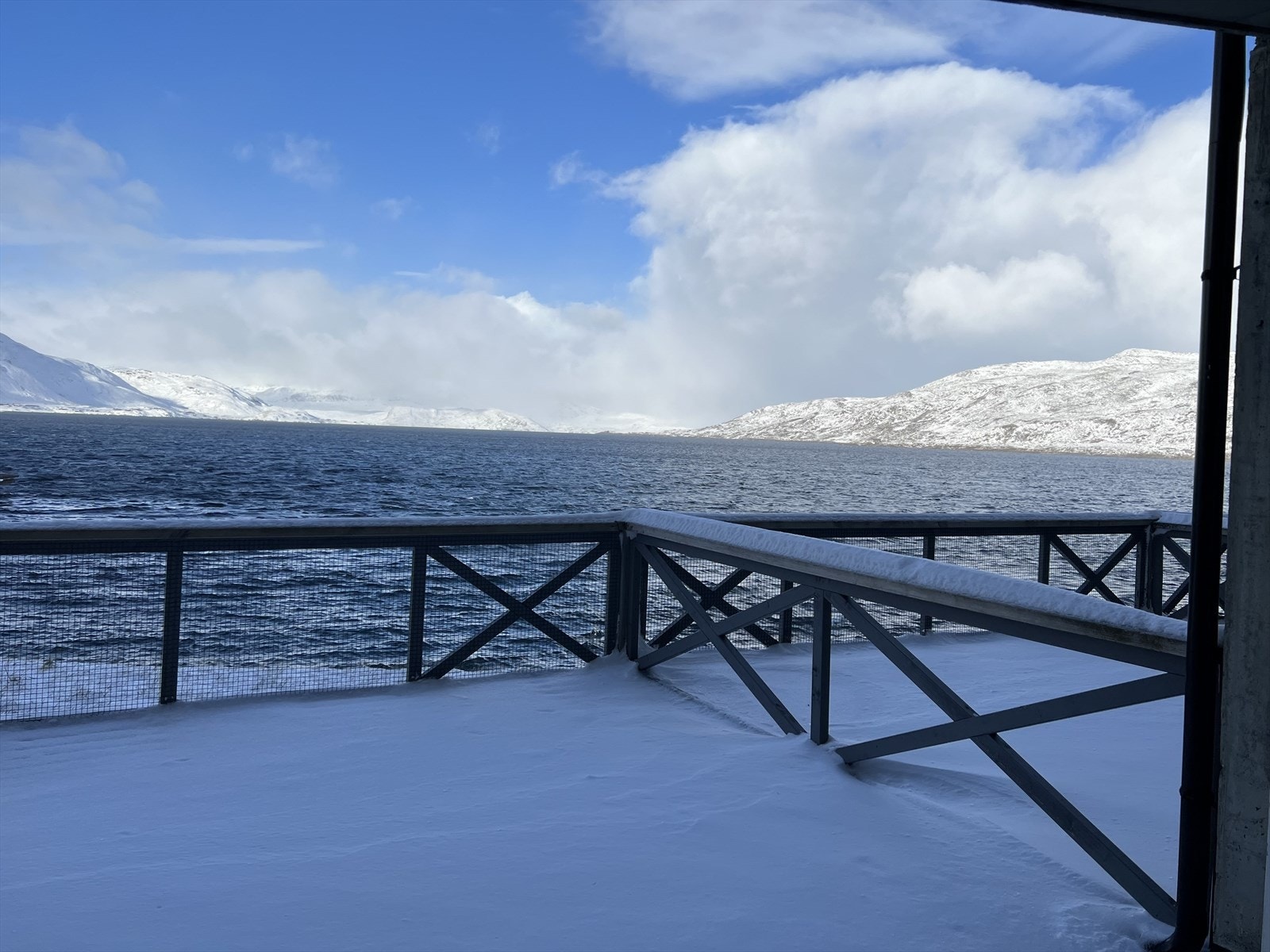 Fra stuen er det utgang til terrasse med flott utsikt! Galleribilde