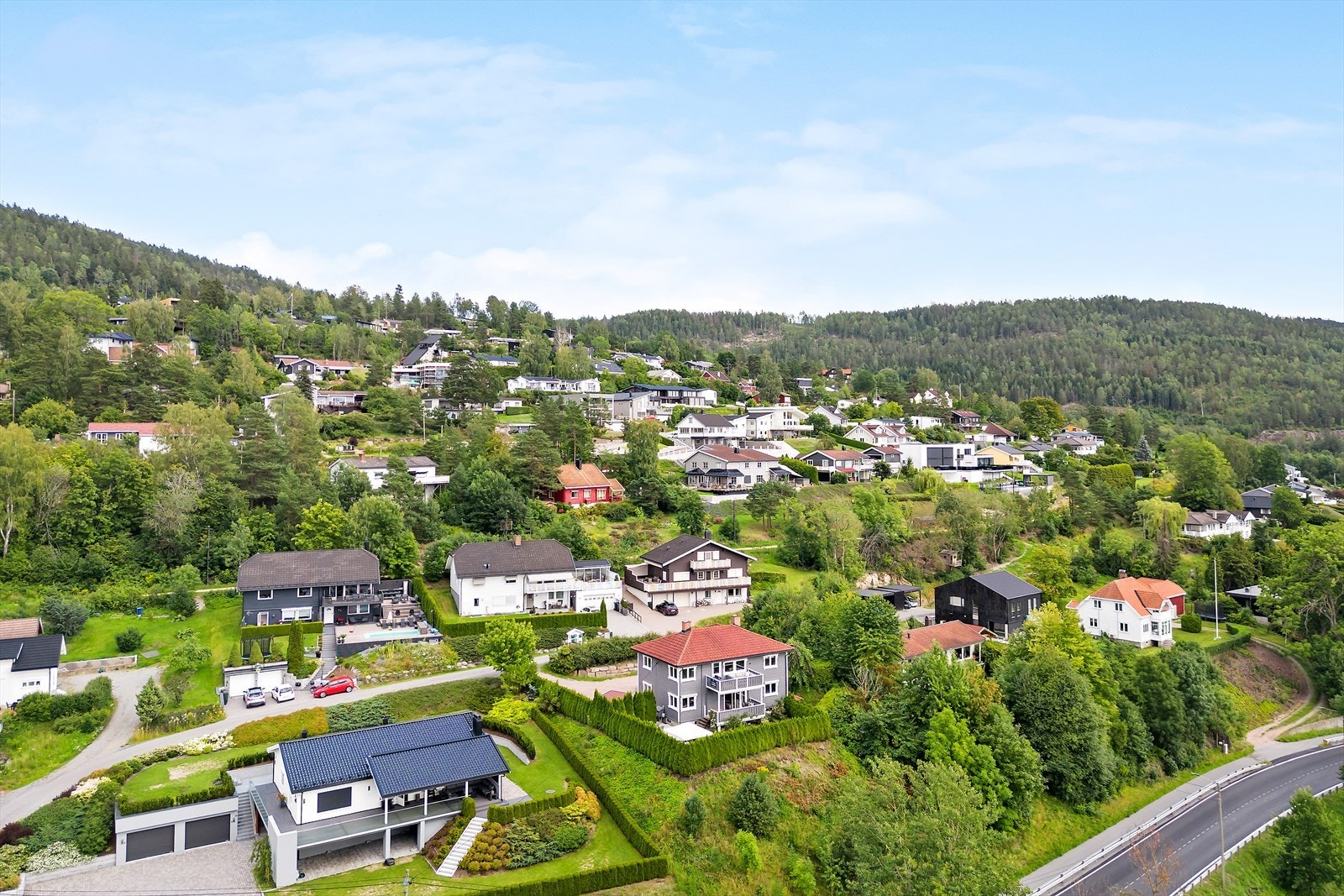 Den nedlagte jernbanelinja rett over boligen er en meget fin turvei for både rekreasjon og trening. Galleribilde