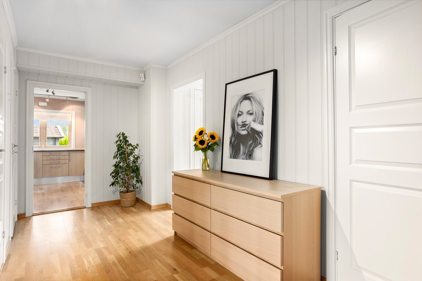 Hallen gir en effektiv forflytning i boligen og rommer samtidig oppbevaringsløsninger som kommode slik som her Galleribilde
