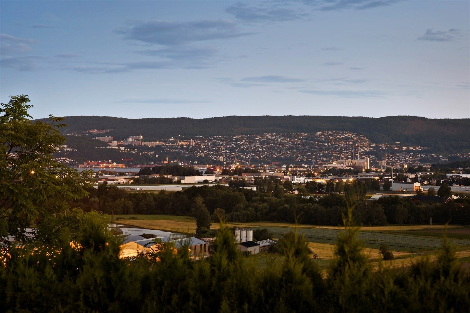Her på Reistad kan utsikten nytes med flott lysbilde fra Drammen by og andre siden av Lierdalen på kveldstid Galleribilde