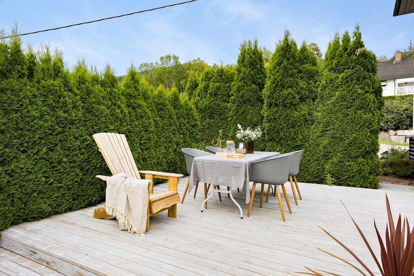 Fin skjermet terrasse med rom for flere sittegrupper Galleribilde