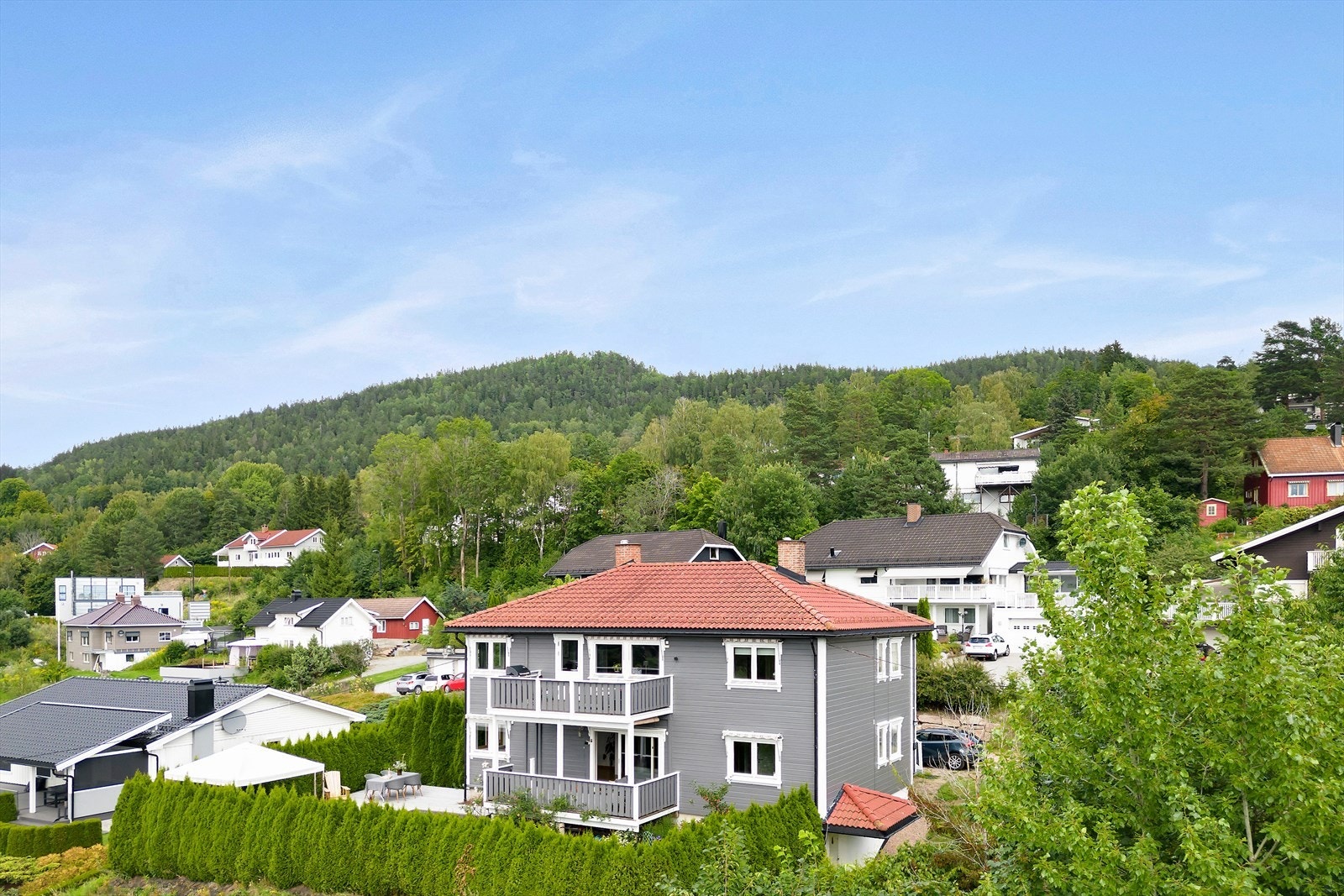 Fin beliggenhet i attraktivt boligområde på Reistad. Her er det lang solvandring til sen kveld, flott utsikt, godt familiemiljø i nabolaget og Reistadlia Galleribilde